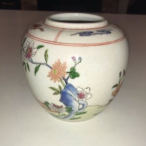 Vintage Hong horizons 6 1/2 inches tall Vase￼